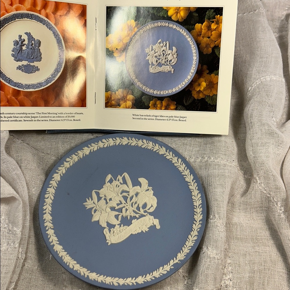NWT Wedgwood 1988 Mother plate Lily in original box and catalog - Picture 6 of 11